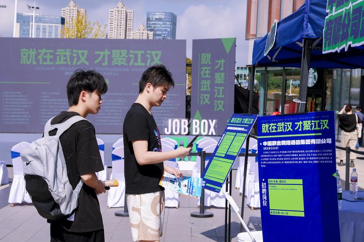北京高校春招现场观察:“AI+”岗位增加 人才需求渐旺