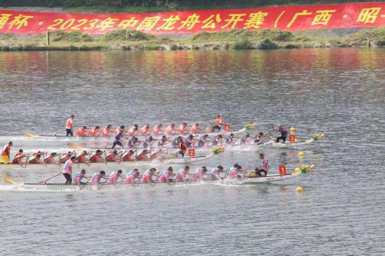 中国—东盟国际龙舟公开赛广西藤县开桨