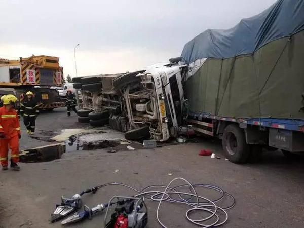 安徽合肥一水泥罐车侧翻压扁黑色小车,交警:暂未有人员死亡