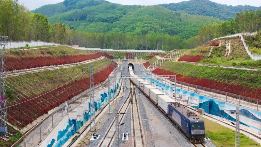 6月15日铁路新列车运行图实施 昆明出行将更方便