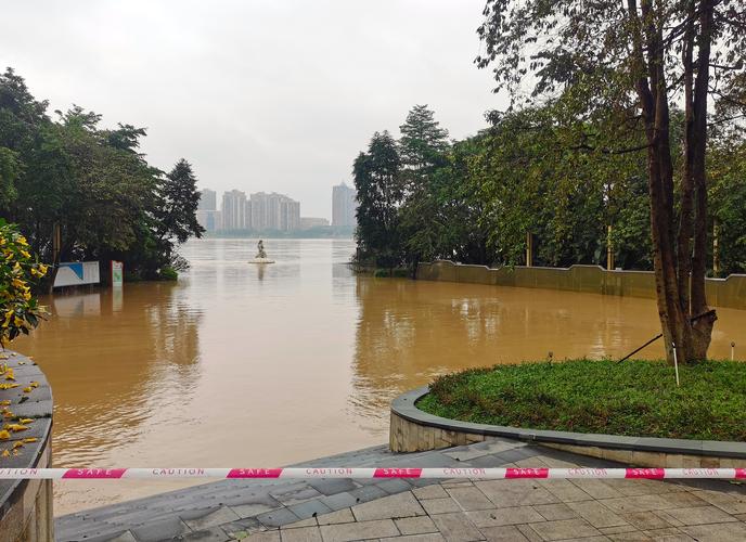广东83个镇街遭暴雨大暴雨 多地降雨超百毫米