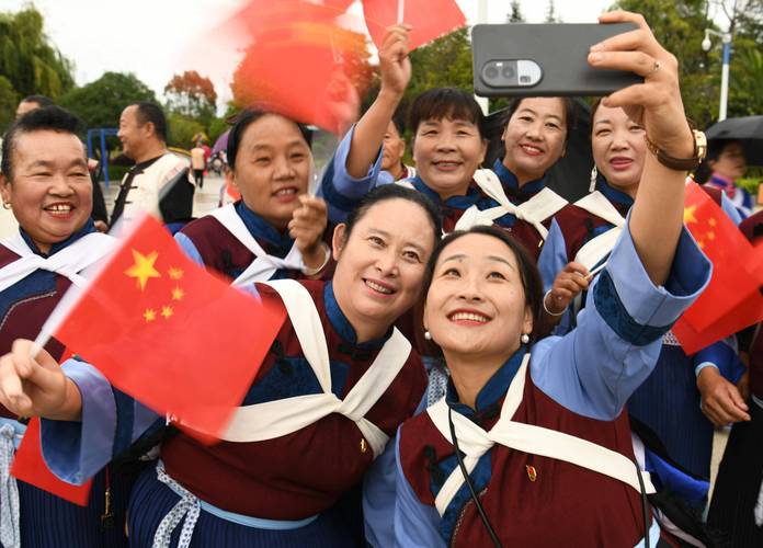原创组图|文昌厚禄村“国旗村”升旗庆祝国庆