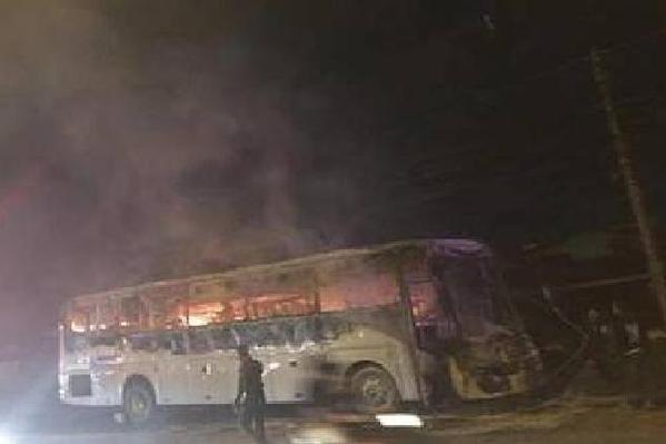 泰国一客车起火 多人伤亡