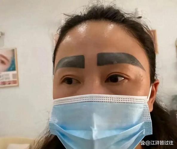 她去纹眉,担心的事情发生了,翻了25倍