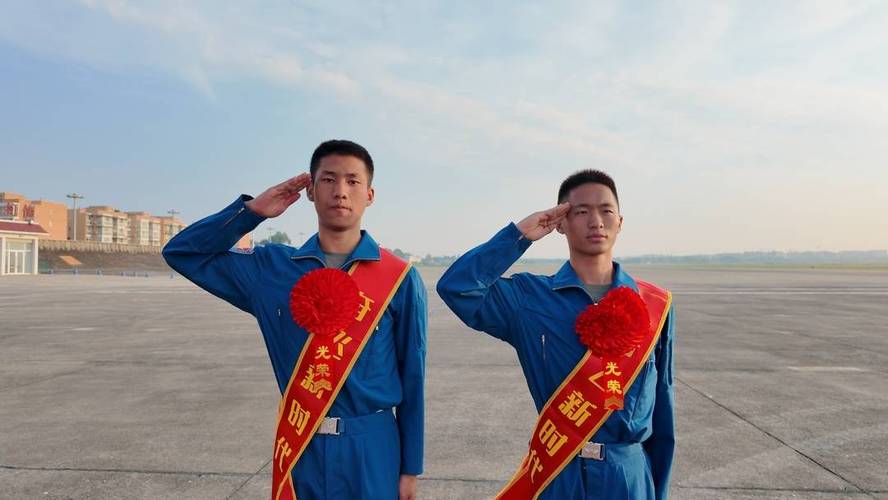 300余名飞行学员乘坐“鲲鹏”上大学