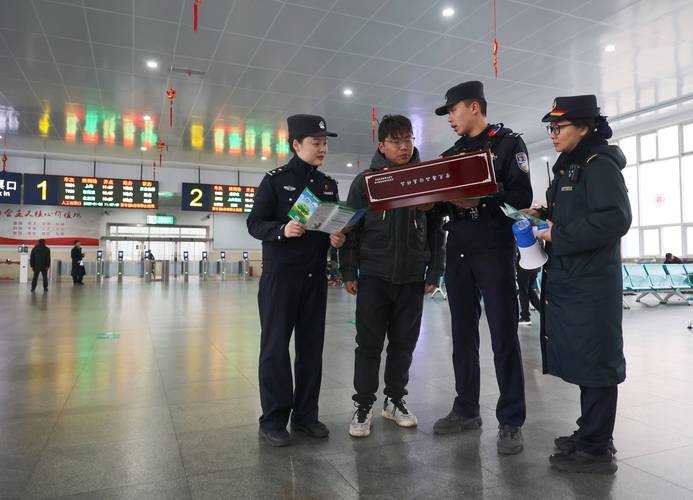 广西“Z世代”铁警站好春运首班岗 父子同心护边疆