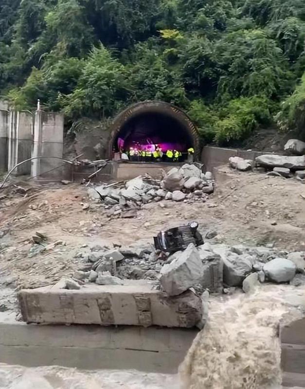 四川省康定市姑咱镇日地村发生山洪泥石流 已致2人遇难12人失联