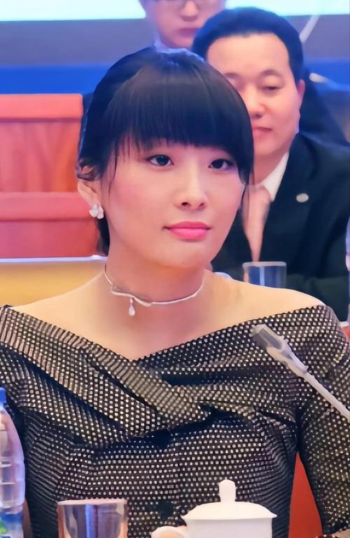 父亲病逝后宗馥莉首次公开亮相,官宣“接棒”!农夫山泉也是会议支持单位