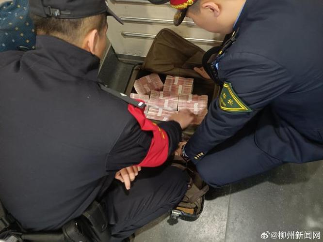 乘务人员拾金不昧 万元现金完璧归赵
