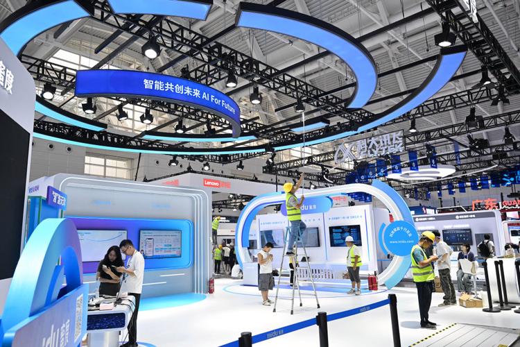 多种尖端科技亮相智博会 “智行天下”预示未来产业新趋势