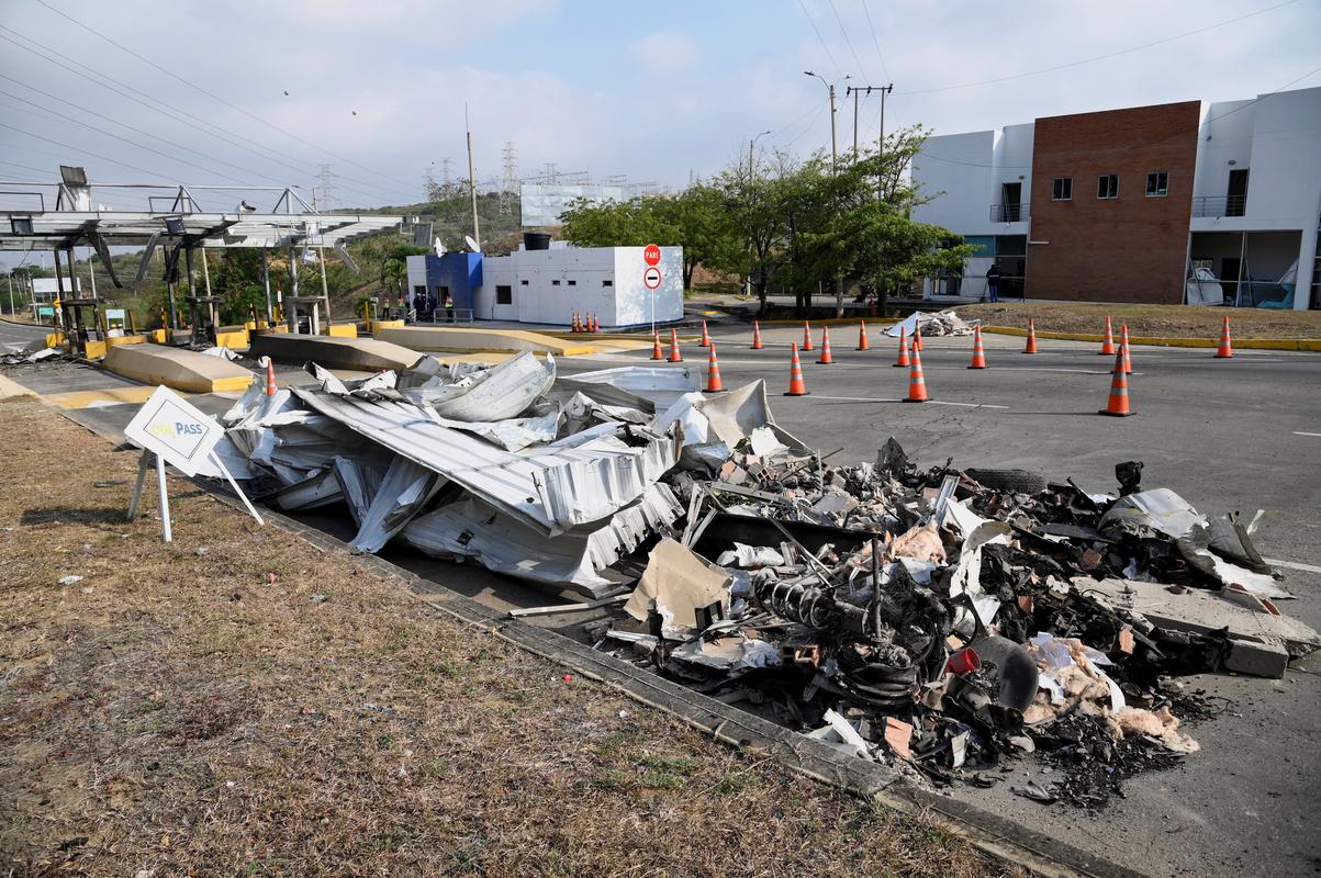哥伦比亚一公共汽车撞上建筑物 致20人受伤