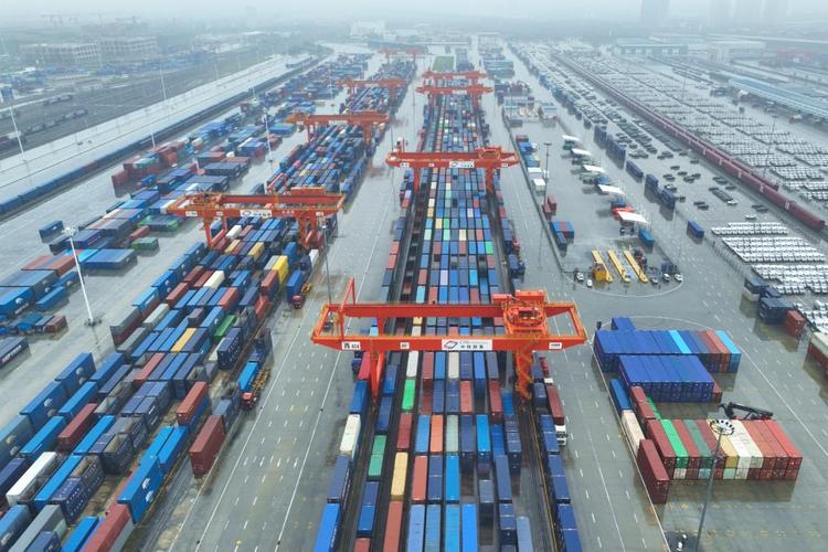 哈萨克斯坦西安码头运营一年集结转运货物超15万吨