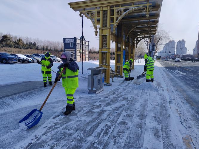 人工和机械配合作业 北京连夜清冰雪保障道路畅通