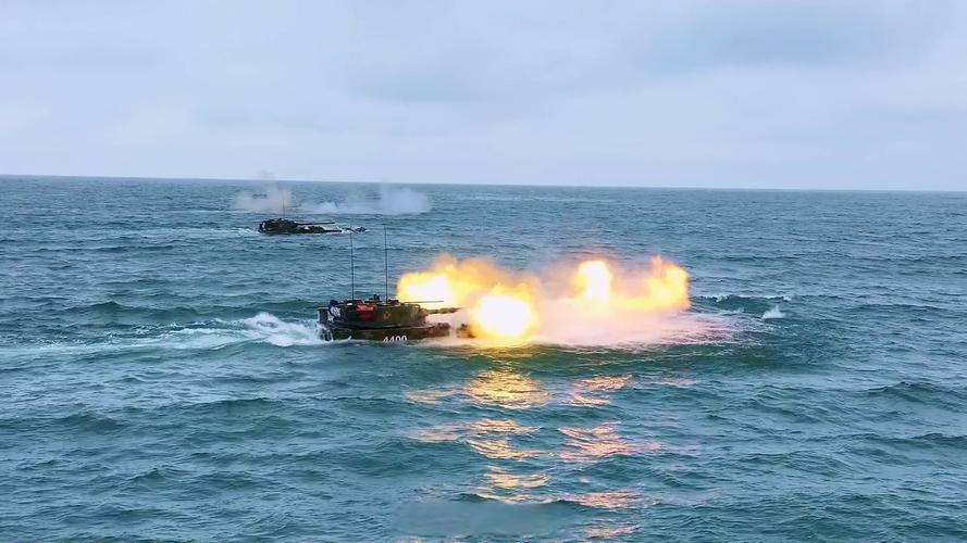 陆军某旅组织两栖装甲车海上战斗射击训练