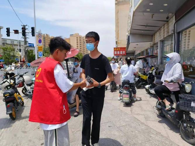 考生坐轮椅前往考点，界首交警帮助送考场