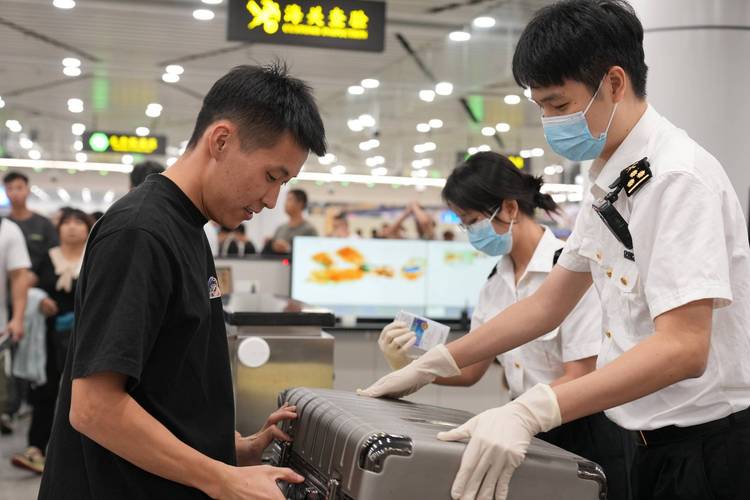 昆明机场口岸迎暑运高峰 单日出入境人员突破1万人次