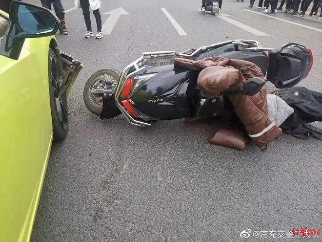 罚!阜阳一男子在城区道路骑摩托车 将车头悬空耍酷