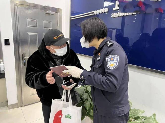 上海市出入境窗口迎来办证“大客流”