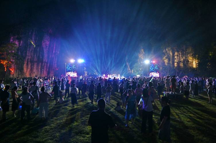 涟源:湄江风景区首届河谷草坪音乐会嗨翻夏夜