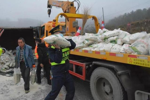 货车侧翻大米撒一地 庆阳高速路政火速救援解险情