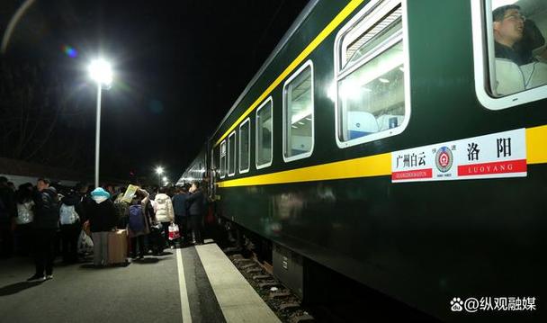 夜幕下的铁路人 照亮旅客的归途
