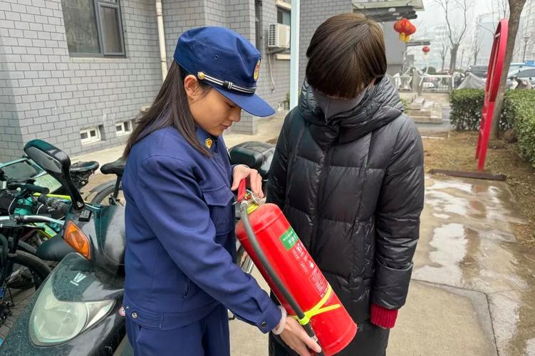 普及消防知识 筑牢安全防线 市消防救援支队志愿者走进“志愿服务集市”
