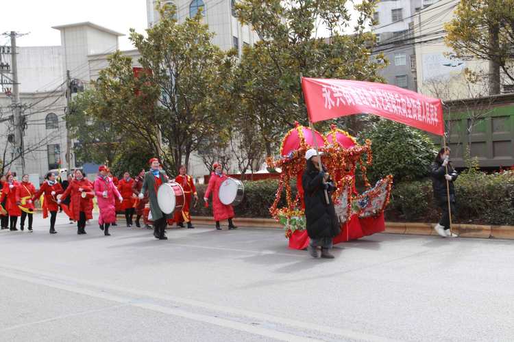 (新春走基层)浙西小城“舞动”新春 民俗展演为县域经济“添彩”