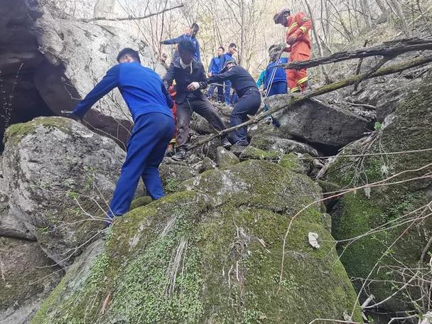 游客登山时跌落受伤,祁门警民急救援