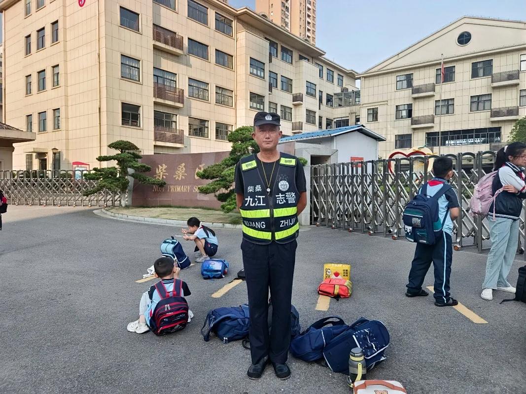今年开学校园上空增加无人机守护 九江公安开启“空地一体”护学新模式
