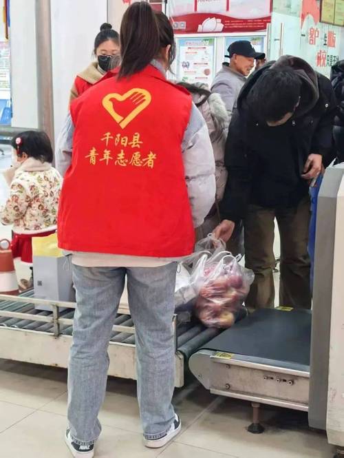 深圳启动春运“暖冬行动” 一抹“志愿红”照亮千条万条回家路