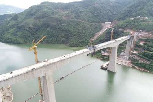 央视新闻报道“老昆明”裴逸风:搭建中法交流“新桥梁”
