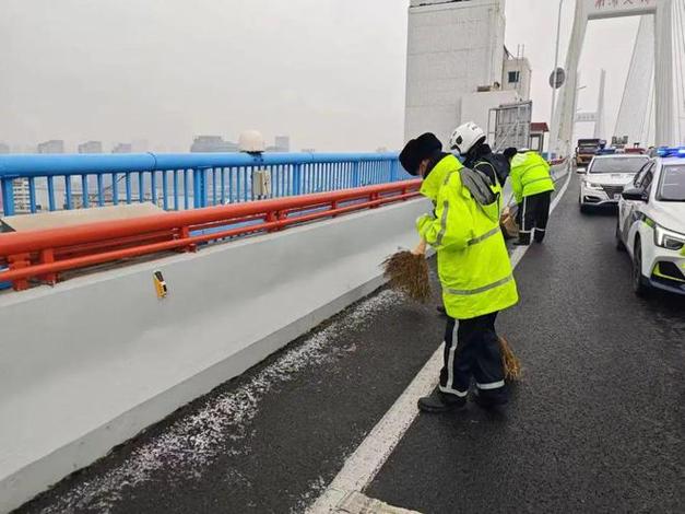 小心!武汉过江大桥冰柱坠落多车被砸 融雪时这些隐患需警惕