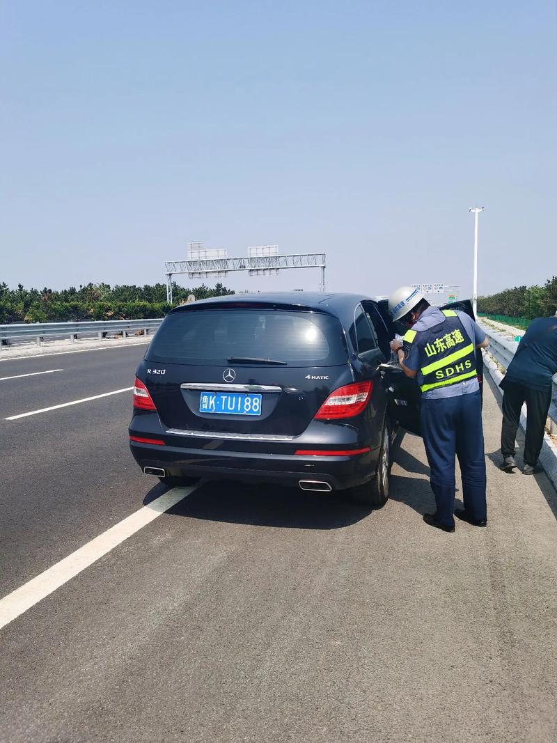 车行高速开到没油 驾驶员在应急车道推车
