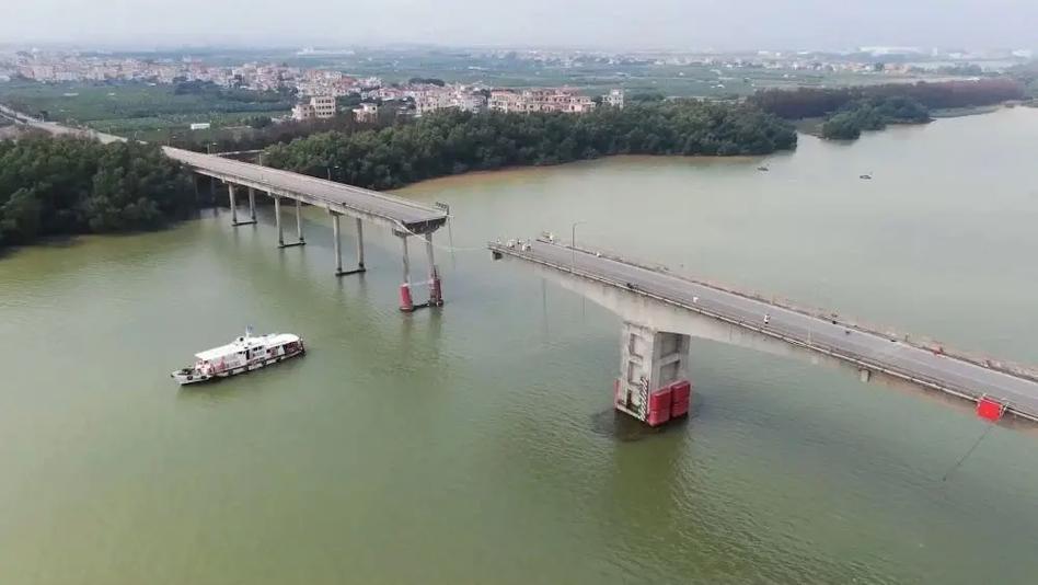 广州沥心沙大桥断裂,当地建设临时渡口保障居民进出