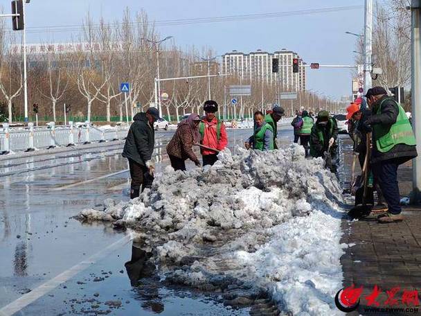 合肥城区突降“冰粒雪”,城管提前撒布融雪剂
