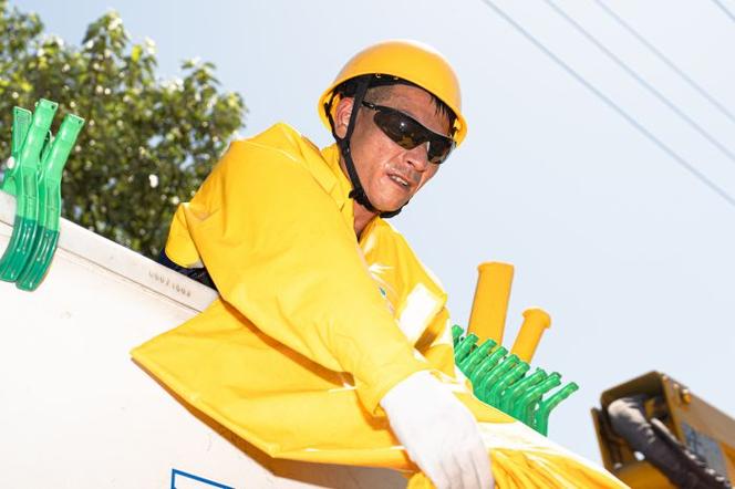 应对高温“烤”验 国网四川1.2万名“电力人”坚守岗位
