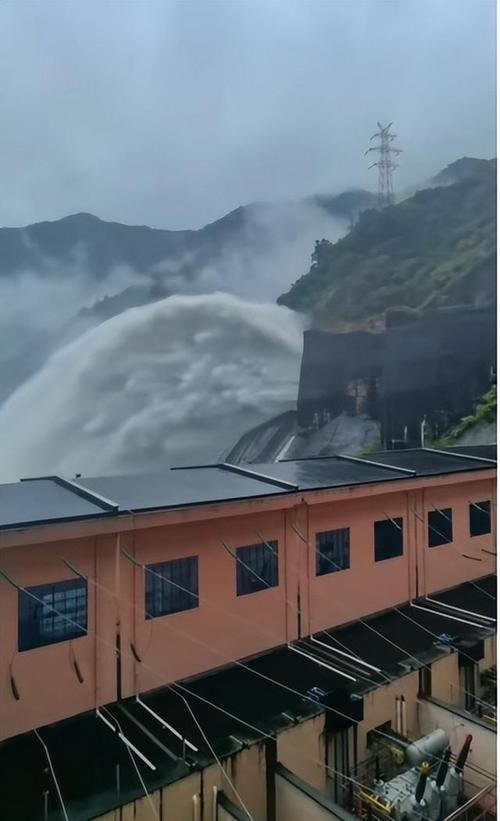 受连日强降雨影响 湖南官庄水库开始加大泄洪