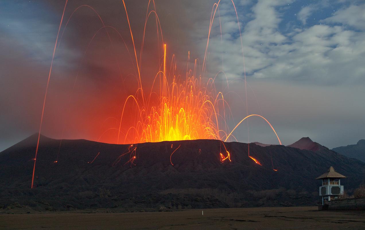印尼塞梅鲁火山发生两次喷发_1