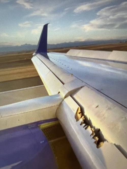 特朗普私人波音757飞机滑行时与一小型公务机发生剐蹭