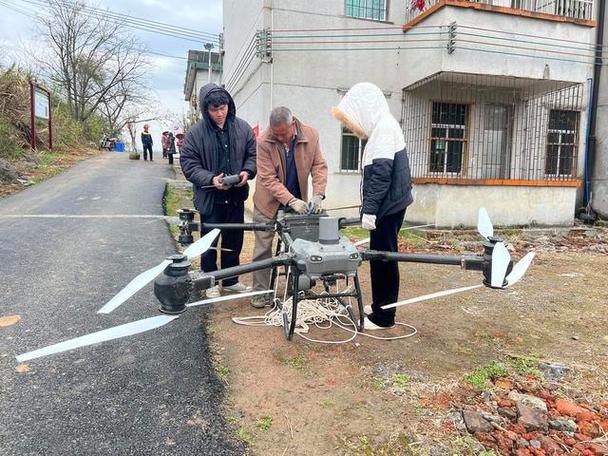 (身边的变化)陕西宜川“悬崖造林队” 从车拉人背到无人机送苗