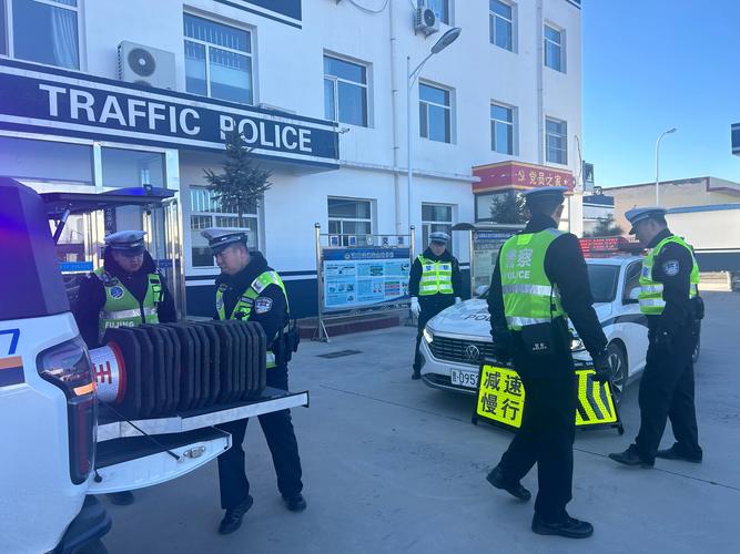 编织袋散落一地 高速交警及时处置