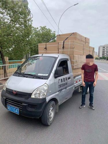 面包车上摆充气娃娃称“仿真人体验”?柳州交警:车主答应不摆了
