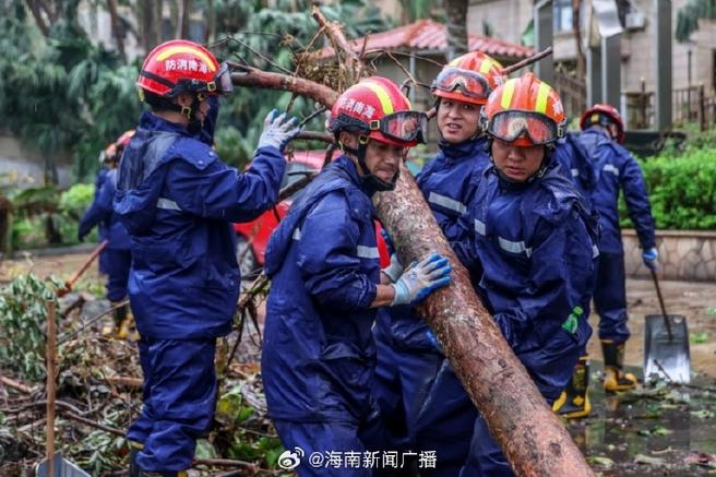出动警力300余名 三亚、陵水海岸警察全力防御台风“摩羯”