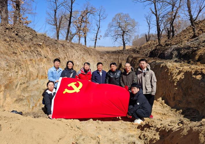 坚守在情况最复杂、任务最艰巨的地方(党旗在基层一线高高飘扬)——探访陕西柞水县境内高速公路桥梁垮塌救援现场