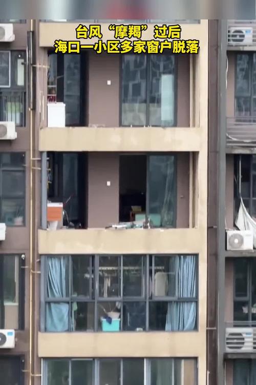 市民家里阳台门窗全被打破 澄迈消防连夜营救疏散被困群众