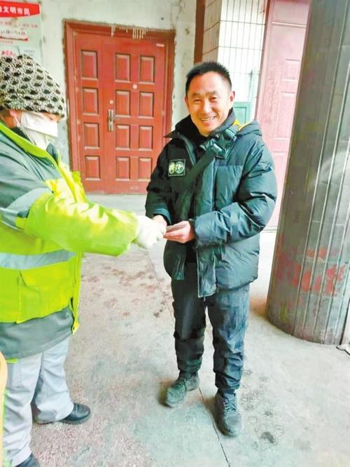拾金不昧 捐款捐物 免费接送 无偿献血……兰州的哥用爱与责任 温暖城市每一个角落