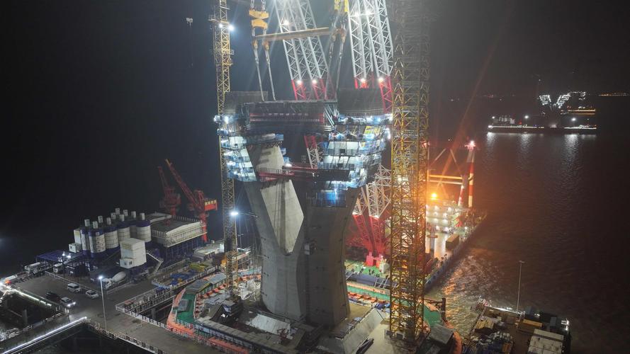 世界最大跨度三塔钢箱梁斜拉桥首个钢吊箱成功下放