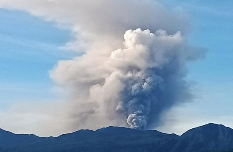 印尼杜科诺火山发生喷发 火山灰柱高度达1800米
