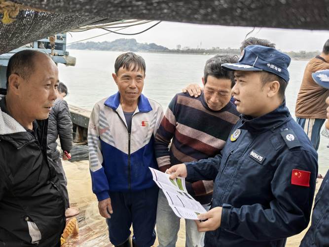 烟台渔港迎来十级大风,民警坚持巡逻筑起风雨中的“灯塔”