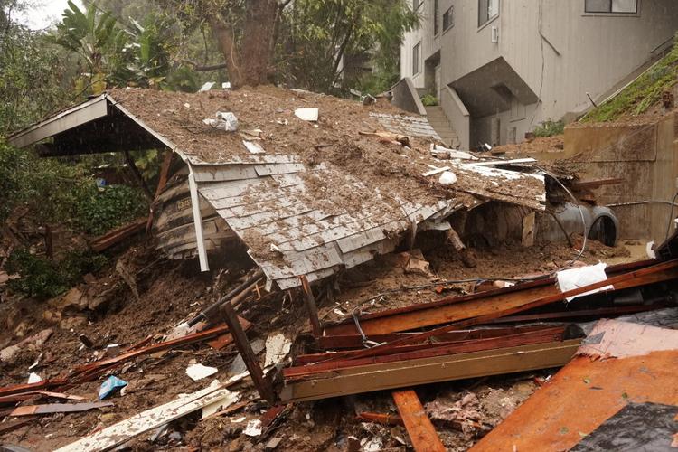 冬季风暴在美国洛杉矶地区引发475次泥石流